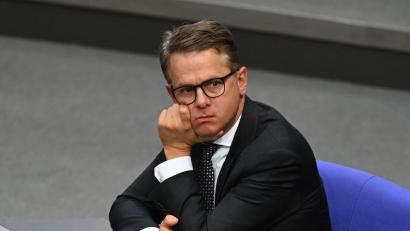 Bild: Michael Brandt/dpa
Vorerst ausgebremst scheint Gesundheitsminister Carsten Linnemann bei der Pflege. (Archivfoto)