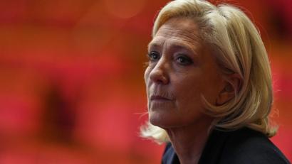 Bild: Thibault Camus/AP/dpa
Die Ergebnisse der Teilwahl des Senats stärken Marine Le Pen den Rücken (Archivbild).