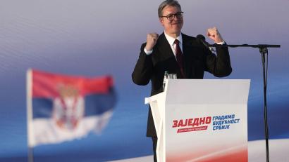 Bild: Darko Vojinovic/AP/dpa
Serbiens Staatspräsident Aleksandar Vucic ist zurückgetreten, um als Spitzendkandidat seiner Fortschrittspartei bei der vorgezogenen Parlamentswahl vom 25. Oktober antreten zu können.
