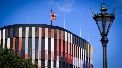Bild: Bernd von Jutrczenka/dpa
Die nächste Bundespräsidentin oder der nächste Bundespräsident zieht in ein Provisorium, weil das Schloss Bellevue renoviert wird.