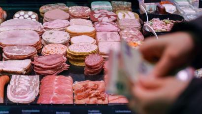 Bild: Jan Woitas/dpa
Bei Wurstwaren nahmen zuletzt sowohl Käuferreichweite als auch Absatzmenge ab. (Symbolbild)