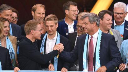 Bild: Marijan Murat/dpa
Auf gute Nord-Süd-Zusammenarbeit: Schleswig-Holsteins Ministerpräsident Daniel Günther, Münchens Oberbürgermeister Dominik Krause und Bayerns Ministerpräsident Markus Söder beglückwünschen sich (l-r).