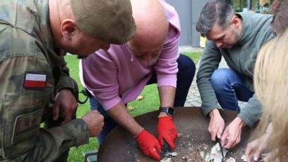 Bild: Doris Heimann/dpa
Feuer machen mit Birkenrinde: Das lernen Mitarbeiter der deutschen Botschaft in Warschau bei Notfalltraining von Polens Armee.