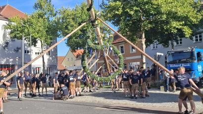 Bild: Gabriela Amann
Routiniert und mit vereinten Kräften stellt der Kirwaverein in Pfreimd den Baum auf.