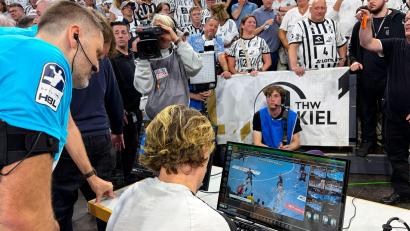 Bild: Frank Molter/dpa
Die Überprüfung der letzten Szene des Derbys sorgte beim THW Kiel für Ärger und Unverständnis.
