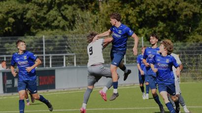 Bild: Gerhard Büttner
Eine klare Sache war das Landesliga-Derby für die A-Junioren der SpVgg SV Weiden (helle Trikots). Der SV Raigering ging mit 0:9 als Verlierer vom Platz.
