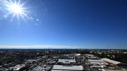 Bild: Felix Hörhager/dpa
Strahlender Sonnenschein auf der Wiesn: Das Wetter in Bayern wird spätsommerlich.