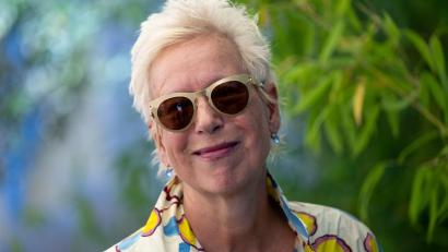 Bild: Sven Hoppe/dpa
Die Regisseurin Doris Dörrie kann sich vorstellen, dass Künstliche Intelligenz die Einsamkeit alter, kranker Menschen lindern kann. (Archivbild)