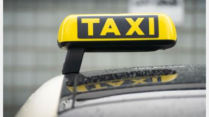 Bild: Frank Rumpenhorst/dpa
Zwischen zwei Taxifahrern und einem Fahrgast brach ein Streit aus. (Symbolbild)