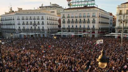 Bild: Manu Fernandez/AP/dpa
An dem Marsch in Madrid beteiligten sich Familien, Jugendliche und Rentner.