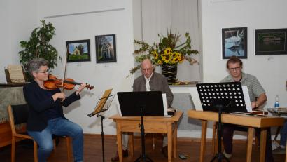 Bild: Elisabeth Dobmayer
Anja Stecker, eine gebürtige Pleysteinerin an der Violine, sowie Albert Sommer und Daniel Riebl aus Vohenstrauß an den Zithern hießen die Gäste musikalisch bei der langen Museumsnacht willkommen