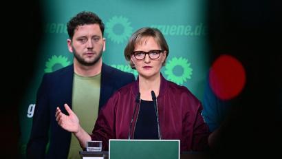 Bild: Sebastian Gollnow/dpa
Wollen im Dezember für eine weitere Amtszeit kandidieren: Felix Banaszak und Franziska Brantner (Archivbild)