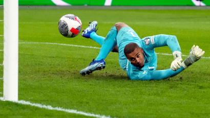 Bild: Peter Dejong/AP
Irlands Torwart Gavin Bazunu boykottiert die Nations-League-Spiele gegen Israel. (Archivbild)