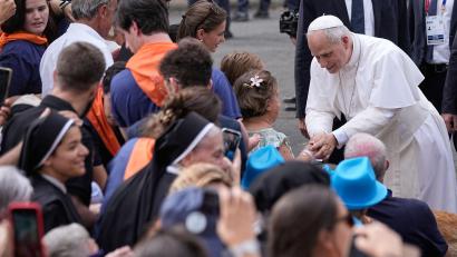 Bild: Laurent Cipriani/AP/dpa
Papst Leo XIV. traf sich auch mit Missbrauchsopfern.