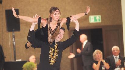 Bild: Rudolf Hirsch
Das Tanzpaar Carina und Timo Johl begeisterte beim Herbstball des TSV Schwandorf mit lateinamerikanischen Tänzen und einem spanischen "Paso Doble".