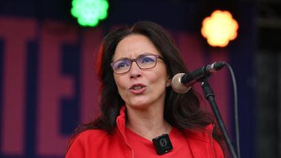 Bild: Martin Schutt/dpa
DGB-Chefin Yasmin Fahimi fordert die Regierung auf, die Sorgen der Menschen ernst zu nehmen. (Archivfoto)