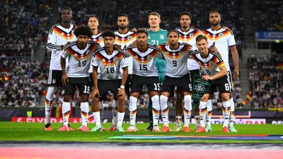 Bild: Tom Weller/dpa
Die DFB-Elf posiert vor dem Anpfiff für das Teamfoto.
