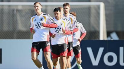 Bild: Federico Gambarini/dpa
Nico Schlotterbeck (l) kommt nach seiner schweren WM-Verletzung langsam wieder in Form.