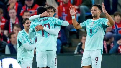 Bild: Cornelius Poppe/NTB Scanpix/AP/dpa
João Félix (M) und Gonçalo Ramos (r) erzielten die Treffer für Portugal.