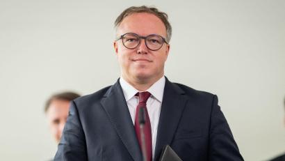 Bild: Jacob Schröter/dpa
Thüringens Ministerpräsident Mario Voigt (CDU) dringt auf eine programmatische Neuaufstellung seiner Partei nach drei Wahlniederlagen bei Landtagswahlen. (Archivbild)