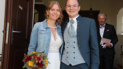Bild: Konrad Rosner
Freudestrahlend verlassen Natascha und Julian Müller die Plößberger Pfarrkirche St. Georg.