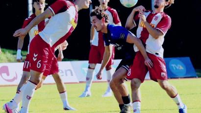 Bild: Werner Franken
Der Weidener Lukas Schaller ( Mitte) muss sich gegen zwei Regensburger behaupten. Die SpVgg SV unterlag bei der U21 des SSV Jahn mit 1:3.