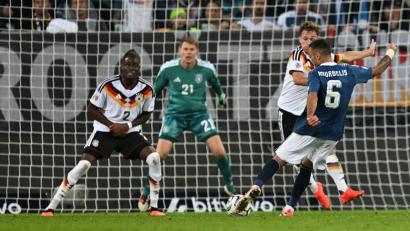 Bild: Sven Hoppe/dpa
Dimitris Kourbelis zieht ab, Joshua Kimmich (dahinter) lenkt den Ball noch ab. DFB-Keeper Alexander Nübel (grünes Trikot) war ohne Chance. Deutschland verlor gegen Griechenland in Augsburg mit 0:1.
