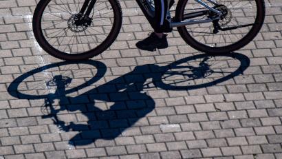 Symbolbild: Stefan Sauer/dpa
Ein 47-jähriger Radfahrer stürzt in Dietersdorf und bricht sich mehrere Finger. Der Rettungsdienst bringt ihn ins Krankenhaus.