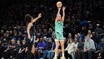Bild: Ellen Schmidt/AP/dpa
Fiebich (rechts) kam auf 16 Punkte zum Start in die Playoffs.