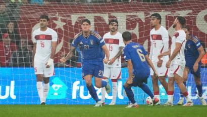 Bild: Khalil Hamra/AP/dpa
Die Italiener jubeln über ihren ersten Treffer in der Türkei.