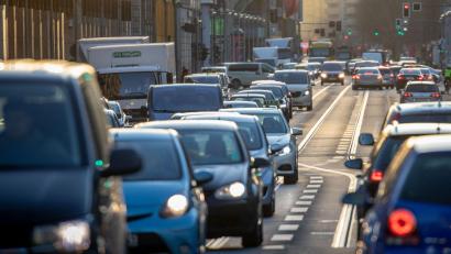 Symbolbild: Kay Nietfeld/dpa/dpa-tmn
Mit Beginn der dunklen Jahreszeit achtet die Polizei in der Oberpfalz verstärkt auf die Beleuchtung von Fahrzeugen.