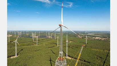 Bild: Frank Hammerschmidt/dpa
Der Höhenwindturm - hier noch im Bau - ist die höchste Windenergieanlage der Welt und zugleich das zweithöchste Bauwerk Deutschlands. (Archivbild)