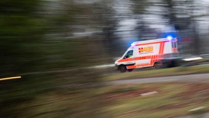 Symbolbild: Julian Stratenschulte/dpa
Die Frau begab sich in den nächsten Ort, um die Rettungskräfte zum verletzten Landwirt zu lotsen.