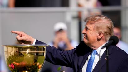 Bild: Matt Slocum/AP/dpa
US-Präsident Donald Trump war beim Presidents Cup in Medinah zu Gast.