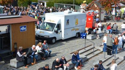 Bild: Josef Rosner
Bestes Wetter und gutes Essen: viele Menschen waren beim Start der 30. Erlebniswochen Fisch im Fischhofpark in Tirschenreuth dabei.