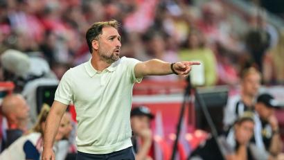 Bild: Sebastian Christoph Gollnow/dpa
Probleme im Pokal: Trainer José Barcala und die Bayern-Frauen. (Archivbild)