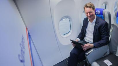 Bild: Rolf Vennenbernd/dpa
Wüst brach am Morgen mit einer großen Delegation in einem Linienflieger von Düsseldorf nach Ankara auf.