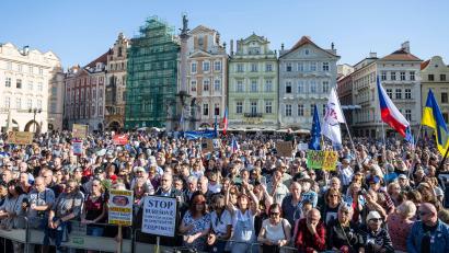 Bild: Kamaryt Michal/CTK/dpa
Tausende nahmen an einer Demonstration gegen Populisten und Extremisten auf dem Altstädter Ring in Prag teil.
