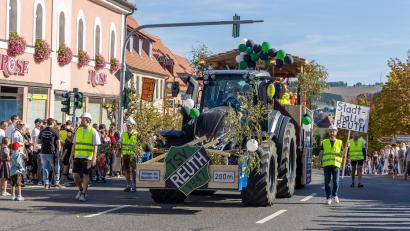 Bild: Roland Wellenhoefer
Auch der Leerstand des Stadthallen-Restaurants war Thema beim Kirwazug: Dieser Wagen präsentierte eine innovative Lösung des Problems.