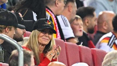 Bild: Tom Weller/dpa
Familiäre Unterstützung für den neuen Bundestrainer: Ehefrau Ulla Klopp und sein Sohn Marc Klopp saßen beim ersten Heimspiel gegen Griechenland in Augsburg auf der Tribüne.