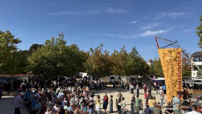 Bild: Stefanie Gradl
Viele Besucher kamen wieder zum Herbstmarkt nach Vilseck. Erstmals fand die Veranstaltung nicht am Marktplatz sondern rund um den Schnellweiher bei der Grund- und Mittelschule.