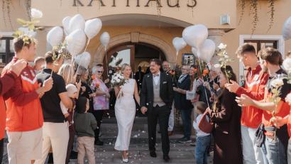 Bild: Sugrafie
Durch ein Spalier von Rosen und Luftballons ging der Weg von Nina und Simon Wollner nach der standesamtlichen Trauung im Rathaus Waldershof.