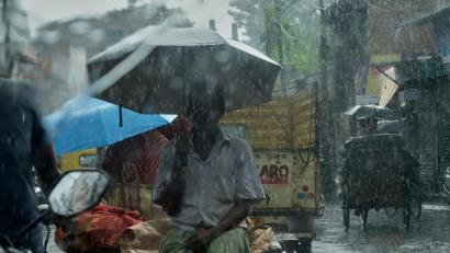 Bild: Bikas Das/AP/dpa
Im Norden Indiens und in Nepal hinterlässt ein Monsuntief Zerstörung und Leid.