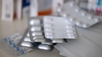 Symbolbild: Monika Skolimowska/dpa
Die Grenzpolizei fand bei dem jungen Mann mehr als 1.000 Tabletten Oxycodon.
