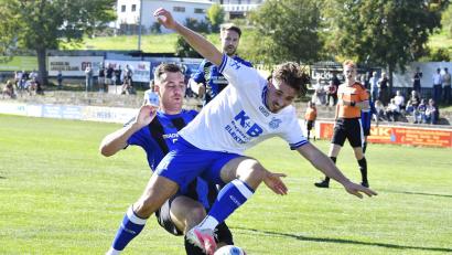 Bild: Hubert Ziegler
Brisantes Duell im Edelsfelder Strafraum zwischen Antonio La Pegna (rechts) vom TuS Rosenberg und Simon Strehl (links) vom FC Edelsfeld.