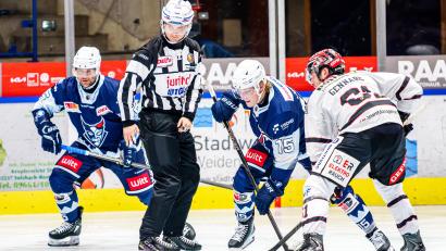 Bild: Elke Englmaier
Der derzeitige DEL2-Topscorer: Der Italiener Matteo Gennaro (rechts) vom ECDC Memmingen.