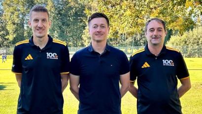 Bild: SV Kulmain
Der SV Kulmain stellte Michael Sollfrank (Mitte) als neuen Trainer ab der Saison 27/28 vor. Abteilungsleiter Florian Greger (links) und Vorstand Wolfgang Groß freuen sich über die Zusage des Kulmainer Urgesteins.