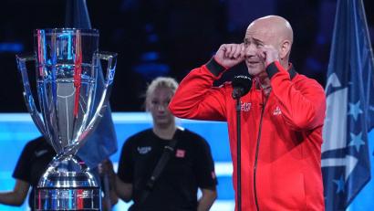 Bild: Maja Smiejkowska/AP/dpa
Andre Agassi nimmt Alexander Zverev auf den Arm.