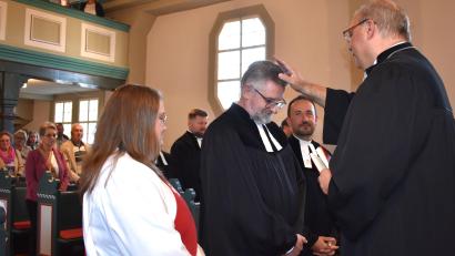 Bild: Renate Gradl
Dekan Thomas Guba (rechts) segnete Pfarrer Márcio Trentini (Mitte). Nach 18 Monaten Vakanz hat die evangelische Pfarrei Vierstädtedreieck wieder einen Pfarrer.