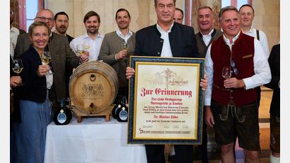 Bild: Sven Hoppe/dpa
Markus Söder löst seine Schulden beim Stockacher Narrengericht ein.